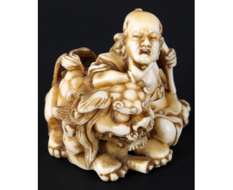 Japan 19./20. Jahrhundert, Elfenbein Katabori-Netsuke Mann mit Shishi, signiert, Meiji-Zeit,Japan Meiji Zeit 1868 bis 1912, E