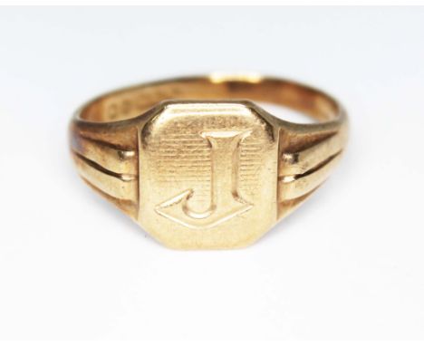 A hallmarked 9ct gold signet ring, wt. 4.3g, size R.  