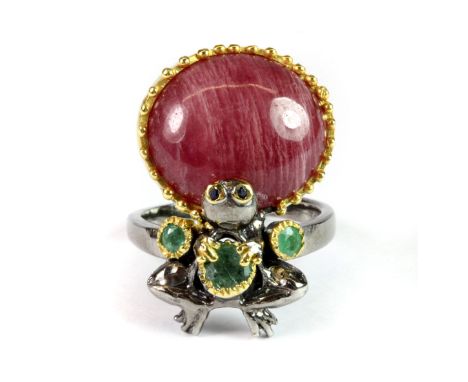 A Hana Maae designer 925 silver gilt frog shaped ring set with a large natural ruby and emeralds (M).