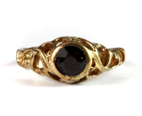 A 9ct yellow gold garnet set ring (K).