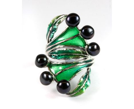 A lovely 925 silver and enamel ring set with black Tahitian pearls (N).