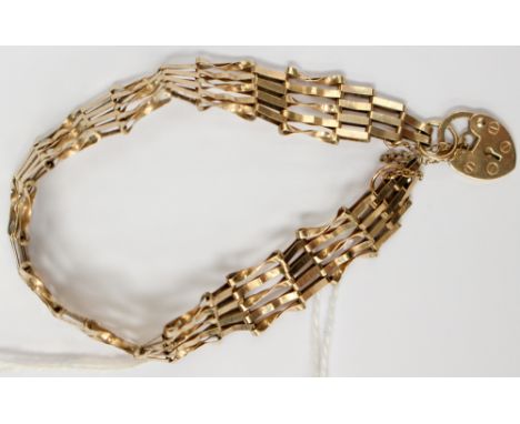A nine carat gold ladies gate bracelet chain with safety clasp, approx 6'' in length with a gross weight of approx 5.2gms