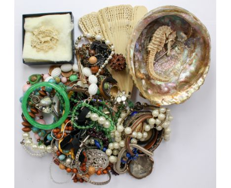 Costume jewellery to include jade style bangle, Victorian and later shells, fan etc (parcel lot)