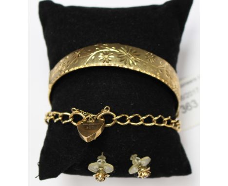 A 9ct gold bangle and a 9ct gold link bracelet, together with a pair of 9ct gold earrings, approx 18.9gms