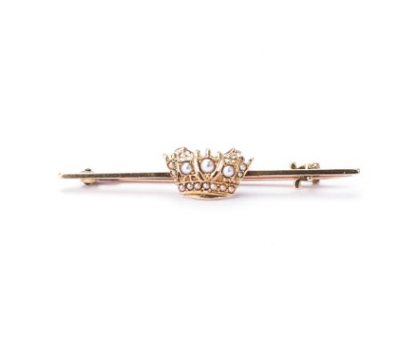 18K YELLOW GOLD AND SEED PEARL BROOCH of a crown design, adorned with four seed pearls 