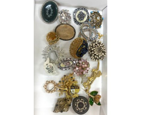 Selection of vintage and later brooches 