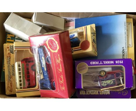 A mixed lot of assorted Lledo further vintage diecast vehicles.
