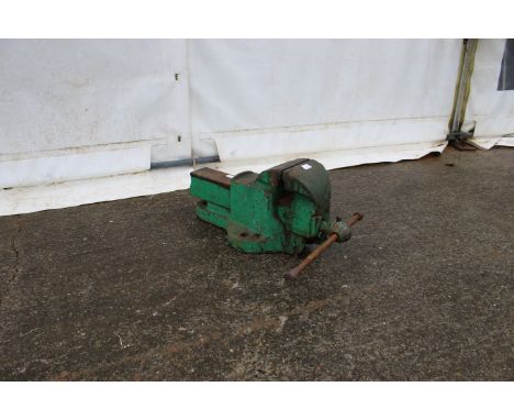 A vintage Record No 24 bench vice. Painted green, 13cm jaw. H25cm