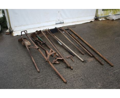 A collection of vintage tools. Noting trenching tools and hoes etc, qty 15 approx.