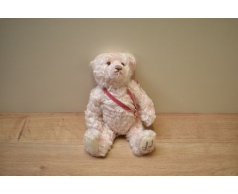 A modern Steiff Limited Edition Teddy Bear, 662515 Queen of Hearts 495/1500, with button and tag with certificate, tote bag, 