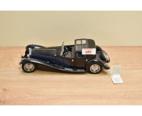 A 1989 Franklin Mint 1:24 scale Die-cast, 1930 Bugatti Royale Coupe Napoleon with tag and certificates, in card box with poly