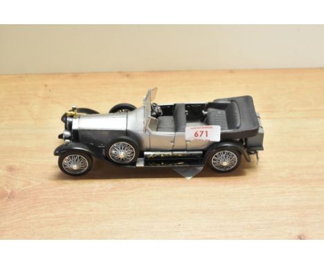 A 1991 Franklin Mint 1:24 scale Die-cast, 1925 Rolls-Royce Silver Ghost with tag and certificates, in card box with polystyre