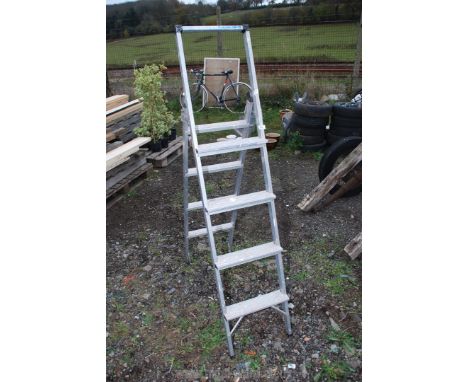A 4 rung aluminium extending step ladder. 