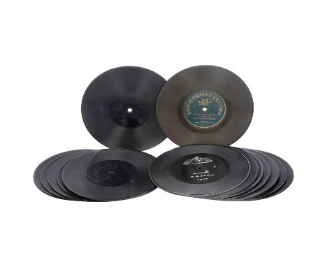 16 Berliner- und Zon-O-Phone-Schallplatten, um 1900Einseitig bespielte Schellackplatten mit 17,5 cm Durchmesser. 1) Emil Berl