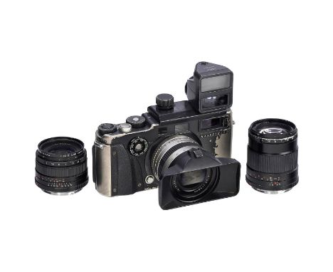 Hasselblad Xpan mit 3 Optiken, um 2000Hasselblad, Schweden/Japan. Alle Optiken unter Punktlicht sauber. 1) Xpan Nr. 11EE14538