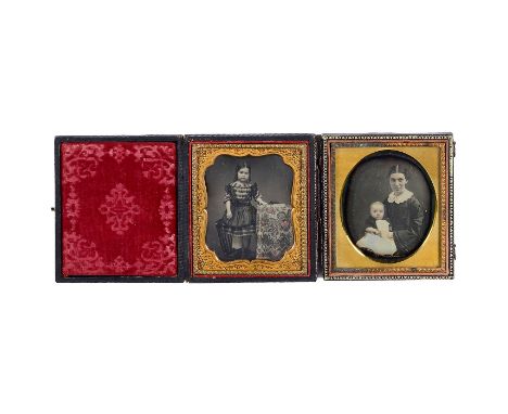 2 Daguerreotypien, um 1855Die Daguerreotypien zeigen einen guten, sauberen Bildton. Beide Etuis 9,3 x 8,1 cm. 1) Dunkelrotes 