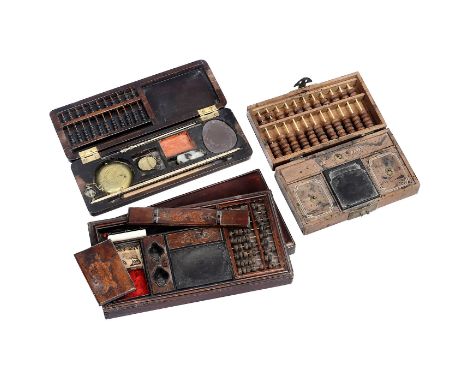 3 asiatische Händler-Sets mit Abakus, um 1900Jeweils mit Abakus im Deckel oder an der Seite, Gehäuse aus verschiedenem Tropen