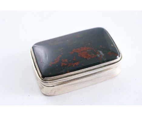A GEORGE IV SNUFF BOX of rounded rectangular form, the cover inset with a panel of bloodstone, gilt interior, by either Charl
