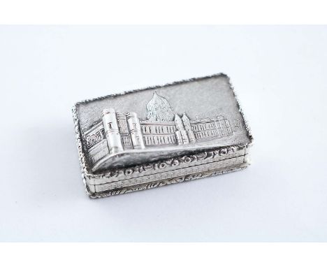 AN EARLY VICTORIAN "CASTLETOP" VINAIGRETTE of rectangular outline with a view of Christchurch College, Oxford in high relief 