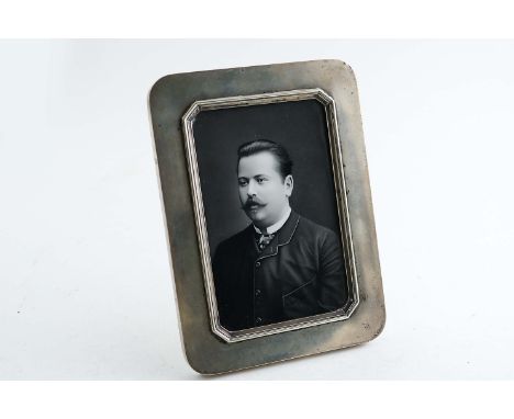 A LATE 19TH / EARLY 20TH CENTURY RUSSIAN FRAME of rounded rectangular form with an easel back, enamelled with the monochrome 