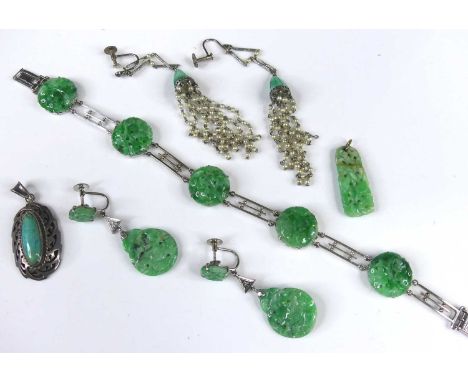 A 9ct white gold and jade bracelet, arranged as five leaf carved spinach jade roundels with barlink white gold dividers, 20cm