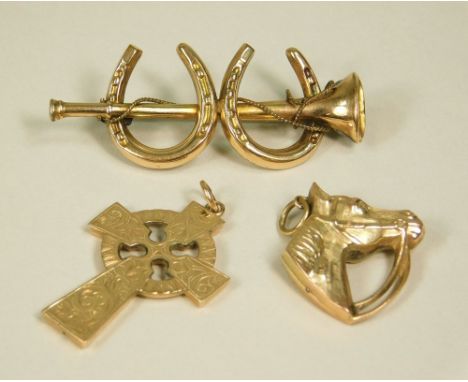 GOLD CROSS ETC. A 9ct. gold cross, a 9ct. gold horse head pendant or charm &amp; a 9ct. gold horseshoe &amp; hunting horn bar