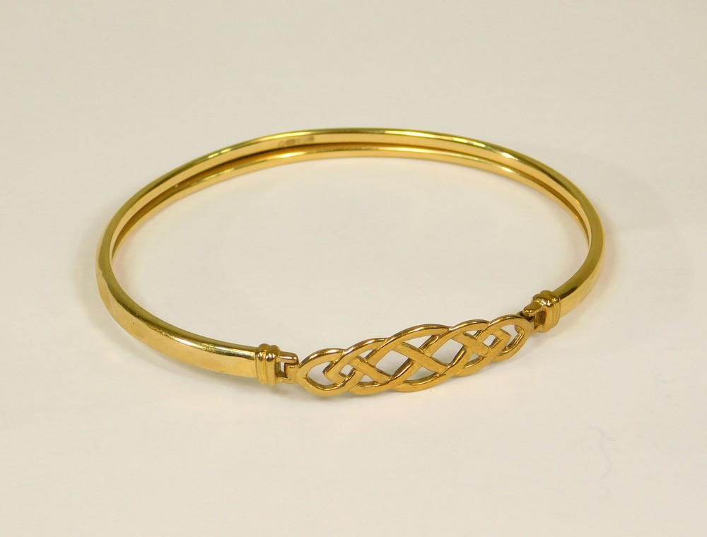 GOLD BANGLE. A contemporary 9ct. gold bangle. Approx. 4.5g.