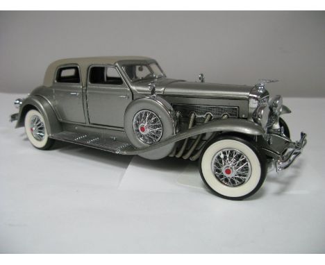 A Boxed Franklin Mint 1:24th Scale Die Cast 1933 Duesenberg Twenty Grand, highly detailed model in silver. Model in good cond