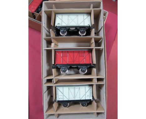 A Modern Bassett-Lowke 'O' Gauge #BL99029 set of three x good vans, including Eight Ton Goods Van, Ventilated Meat Van, Insul