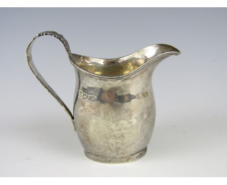 A Georgian style silver helmet-form cream jug, GN and RH, Chester, 1901, 8 cm, 57 g