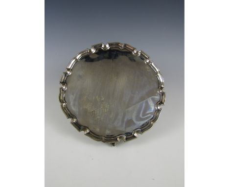 A George VI silver salver, having Chippendale border and scroll feet, Wilson & Sharp, London, 1935, 26 cm, 646 g 