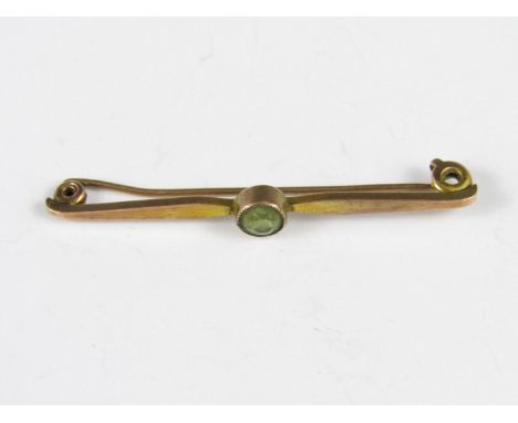 A vintage 9ct gold and peridot bar brooch, 4.5 cm, 1.5 g