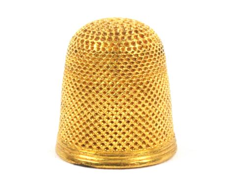 A late 17th / early 18th Century gold thimble, of plain form with reeded rim. &nbsp; &nbsp; &nbsp; &nbsp; &nbsp; &nbsp; &nbsp