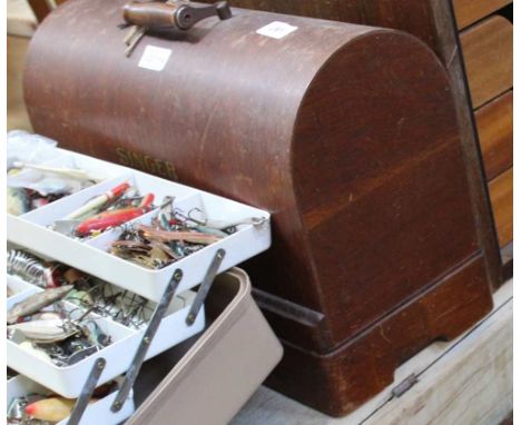 A WOODEN CASED MANUAL SINGER SEWING MACHINE 