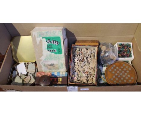 A BOX CONTAINING A SELECTION OF VINTAGE CHILDREN'S TOYS, GAMES, AND PUZZLES 