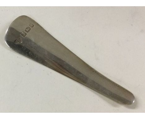 A silver shoe horn. Birmingham 1984. By Garrards and Co. Approx. 19 grams. Est. £30 - £50.