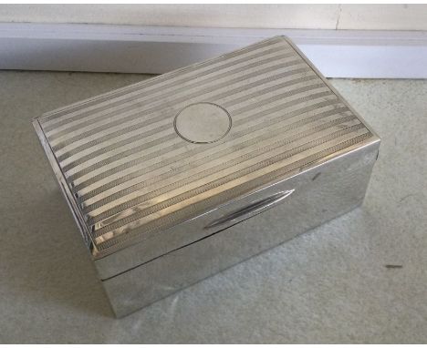 An engine turned silver cigarette box. London. Approx. 380 grams. Est. £40 - £60.