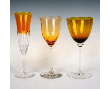 Experience the beauty of three glasses of varying shapes: one sparkling wine flute and two wine glasses. Each possesses a cle