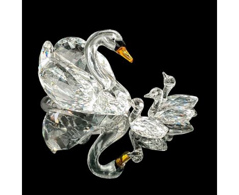 To commemorate the 30th anniversary of the SCS club, this set of four swans is crafted from clear crystal, with the mother's 