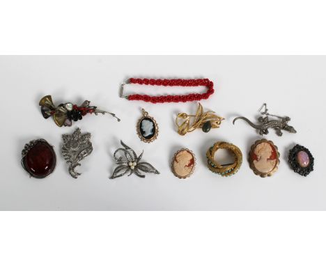 A nice collection of vintage costume jewellery, to include two cameo brooches, one marked 9ct; yellow metal and turquoise rop