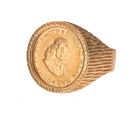 A COIN MOUNTED RIG centred with a 1971 R1 coin, the conforming surround and shoulder with textured detail, impressed 18ct, si
