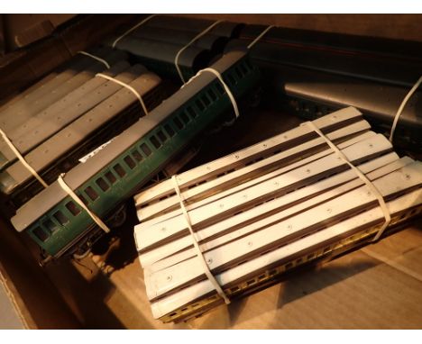 Triang OO gauge 3 x Clerestory passenger coaches unboxed Graham Farish OO gauge 3 x Crimson coaches unboxed Triang OO gauge B