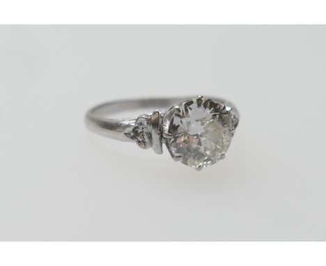 Diamond solitaire ring, the old round cut diamond of approx. 1.25cts, estimated as J/K in colour and SI2 clarity, in a platin