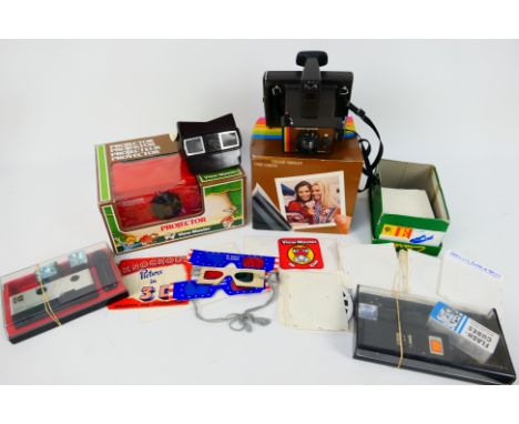 Lot to include a vintage Viewmaster and a collection of discs / reels, a Viewmaster Projector (boxed), Viewmaster Club epheme