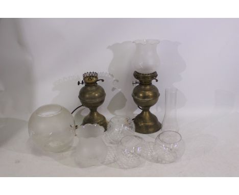 Bates Brass of Birmingham - Two brass oil lamps with 7 x  detached various mostly patterned glass lamp shades. Oil lamps are 