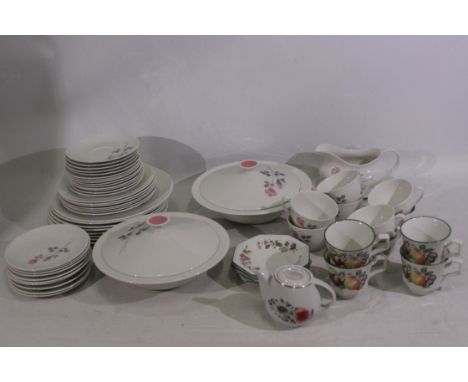 Royal Doulton, Lubiana, Johnson Bros, Other - A Royal Doulton tea service and 9 x other ceramic tea cups, plates and pot - Lo