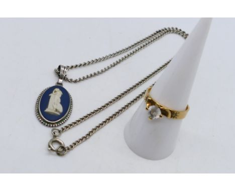 A silver pendant set with Wedgwood Jasperware plaque on white metal chain, a yellow metal stone set ring, stamped 9ct, size Q