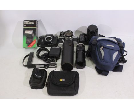 Minolta, Petri, Zenit, Hanimex, Shandon - A small lot of 4 x cameras, lenses, camera cases, and similar - Lot includes a Mino