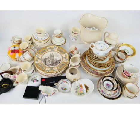 Mixed ceramics to include Wedgwood, Royal Worcester, Coalport and other. [2]