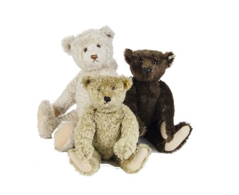 A Steiff British Collector’s 1907 brown Teddy Bear, 1334 of 3000, 1993; and large white Teddy Bear 1908, 1923 of 7000, both w